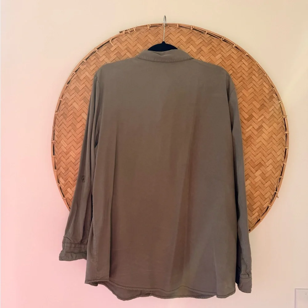 WOMEN’S SOCIAL STANDARD BY SANCTUARY ARMY GREEN GORP-CORE TENCEL BUTTON-DOWN TOP